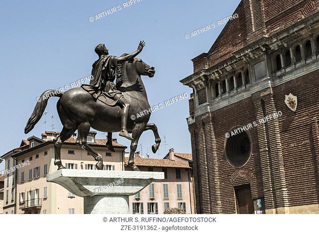 Sun King (Regisole) Monument, Piazza del Duomo (Cathedral Square), Pavia, Lombardy, Italy