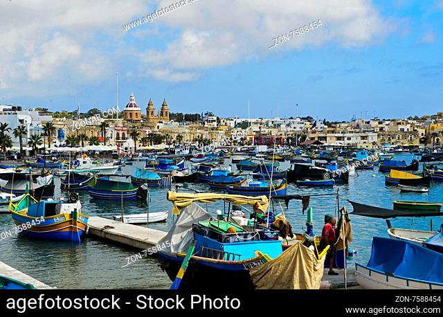 Fischerboote im Hafen von Marsaxlokk, hinten die Kirche Lady of Pompei, Marsaxlokk, Malta / Fishing boats in the port of Marsaxlokk in front of the Church of...