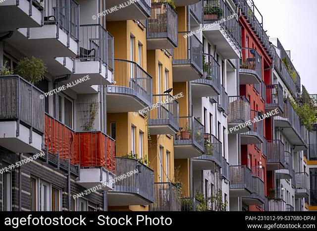 PRODUCTION - 09 October 2023, Berlin: View of the facades of the new apartment buildings in the Mitte district. (to dpa ""on the long-term study ""The fears of...