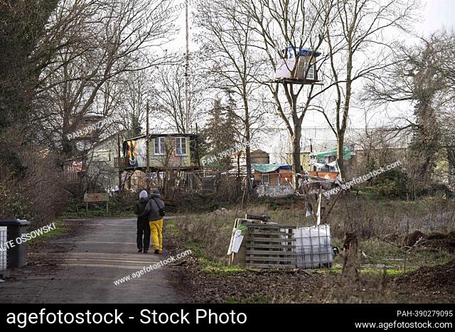 Portest camp with tree houses by activists, general, feature, marginal motif, symbolic photo The village of Luetzerath on the west side of the Garzweiler...