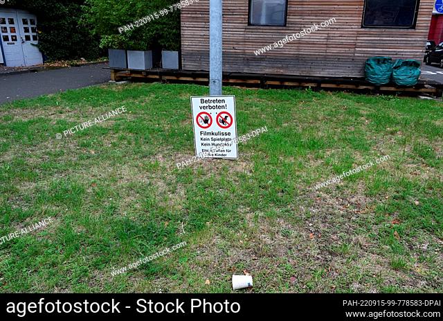 15 September 2022, North Rhine-Westphalia, Cologne: A no trespassing sign, no dog litter box, no play area Movie set in a meadow Photo: Horst Galuschka/dpa