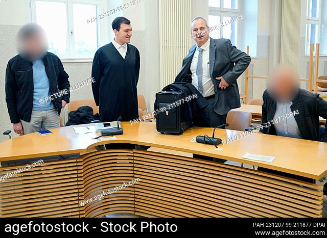 07 December 2023, Baden-Württemberg, Mannheim: The two lawyers Timo van der Does (2nd from left) and Claus Schwerter (2nd from right) stand next to the two...