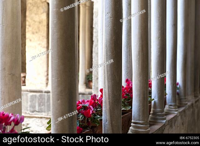 Moorish cloister, il chiostro, double columns, Villa Rufolo, Ravello, Salerno province, Amalfi Coast, Campania, Italy, Europe