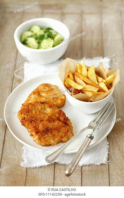 Turkey escalope with chips and a cucumber salad