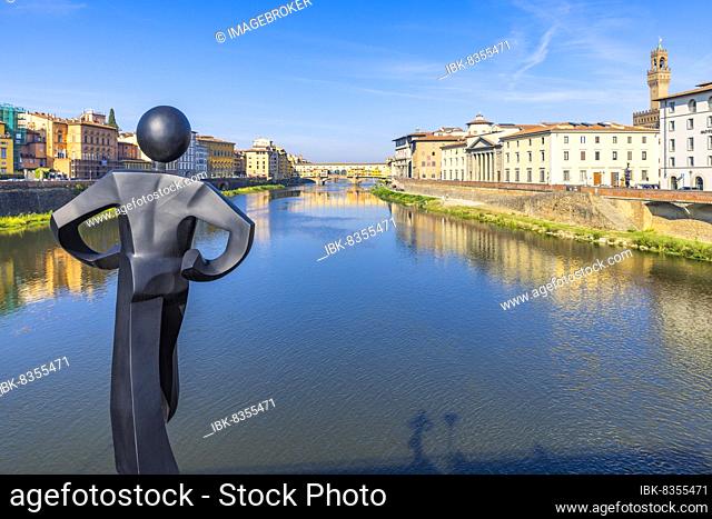 Statue Uomo Comune on the Arno Bridge Ponte alle Grazie, view of the Ponte Vecchio, Florence, Tuscany, Italy, Europe