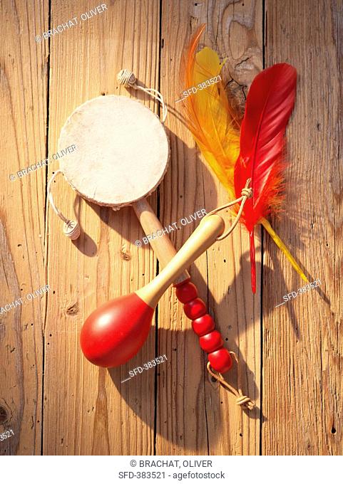 A drum, a maraca and feathers for a Western-themed party