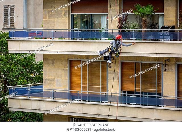 AERIAL WORK RENOVATING THE FACADE OF AN APARTMENT BUILDING, CHARENTON LE PONT, VAL DE MARNE, FRANCE