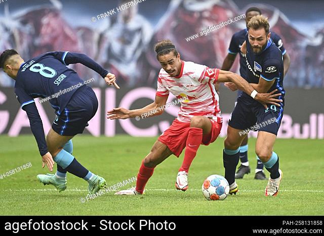 Yussuf POULSEN (L), Lucas TOUSART (Hertha BSC), action, duels. Li: Suat SERDAR (Hertha BSC), Soccer 1st Bundesliga, 6th matchday, matchday06