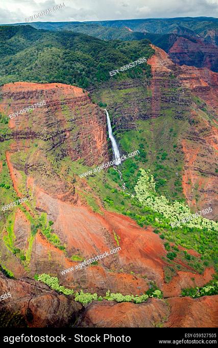 Luftaufnahme der Waipoo Falls im Waimea Canyon auf Kauai, Hawaii, USA. Aerial view of Waipoo Falls in the Waimea Canyon on Kauai, Hawaii, USA