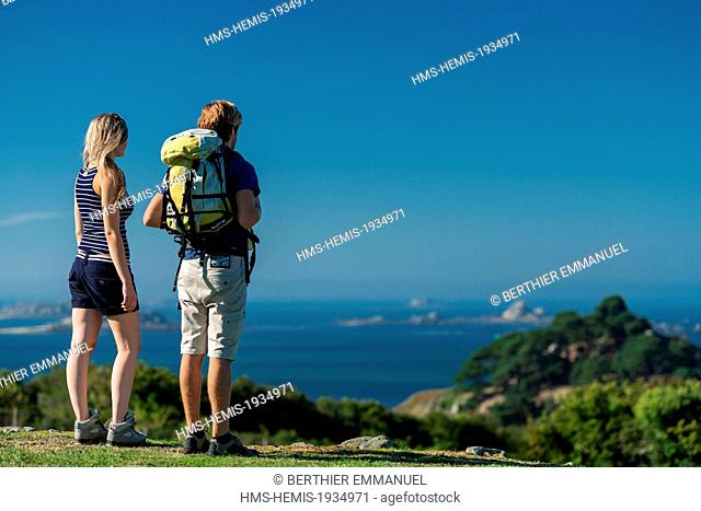 France, Finistere, Plouezoc'h, walk on the Kernelehen peninsula along the bay of Morlaix
