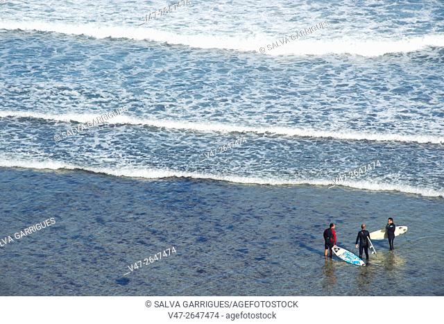 Surfers on the beach Penarronda, Casariego Tapia, Asturias, Spain, Europe