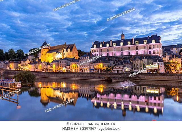 France, Mayenne, Laval, the banks of Mayenne river, the medieval Old Castle and the Renaissance New Castle