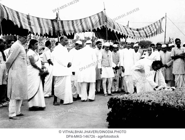 People paying homage at Rajghat ; Delhi ; where Mahatma Gandhi's funeral took place ; 1948 ; Abdul Kalam Maulana Azad ; Sucheta Kripalani ; Shem Prasad...