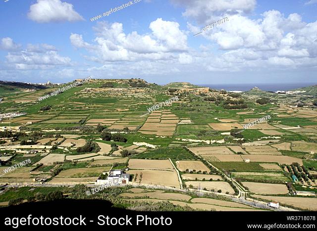 restaurierte historische Zitadelle über der Inselhauptstadt - Blick von der Festungsmauer über die Insel, Victoria (maltesische Ir-Rabat Ghawdex), Gozo, Malta