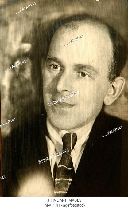 Portrait of the poet Osip E. Mandelstam (1891-1938). Nappelbaum, Moisei Solomonovich (1869-1958). Photograph. End 1920s. The State Museum of A. S