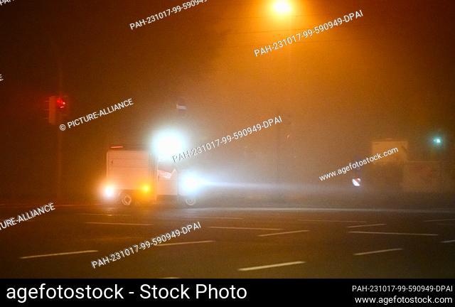 17 October 2023, Lower Saxony, Laatzen: A Piaggio Ape van drives through an intersection in the early morning fog in the Hannover region