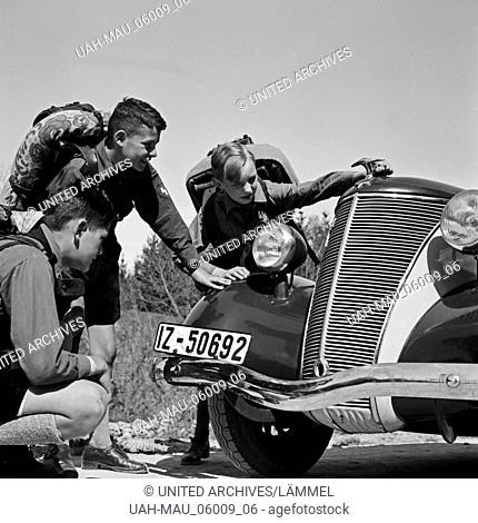 Drei Hitlerjungen bestaunen die Kühlerhaube eines Ford Eifel, Deutschland 1930er Jahre. Three Hitler youths gazing at the bonnet of a Ford model Eifel