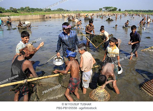 Fishermen catch fishes in the flooded water Narsingdi, Bangladesh November 2006
