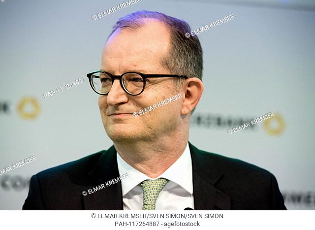 Martin ZIELKE, Germany, Chairman of the Management Board of Commerzbank AG, CEO, Brustbild, looks to the side, press conference of COMMERZBANK AG in Frankfurt...