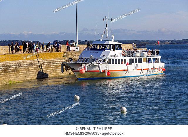 France, Morbihan, Arzon, Port Navalo, boats depart for cruises in the islands of the Gulf of Morbihan