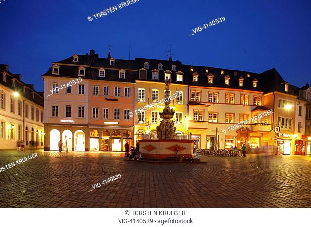 Trier : Hauptmarkt mit Petrusbrunnen