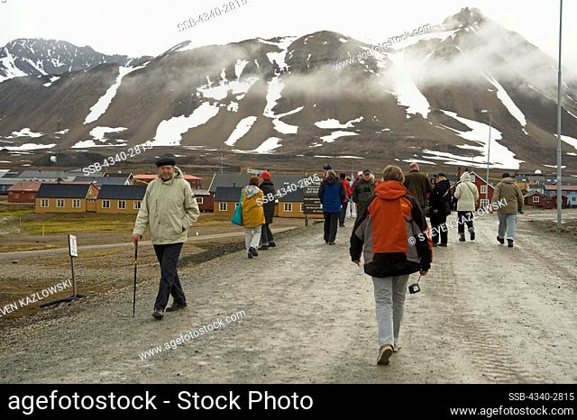 Norway, Svalbard Archipelago, Spitsbergen, Ny Alesund, Tourists walking around streets