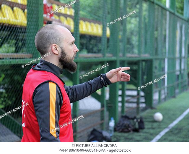 29 May 2018, Russia, Moskow: Alexey Popov, founder of the business Footbic, gives instructions during a soccer game at Sokolniki Park