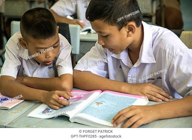 YOUNG BOYS LEARNING TO READ, SUAN LUNG SCHOOL, BANG SAPHAN, THAILAND, ASIA