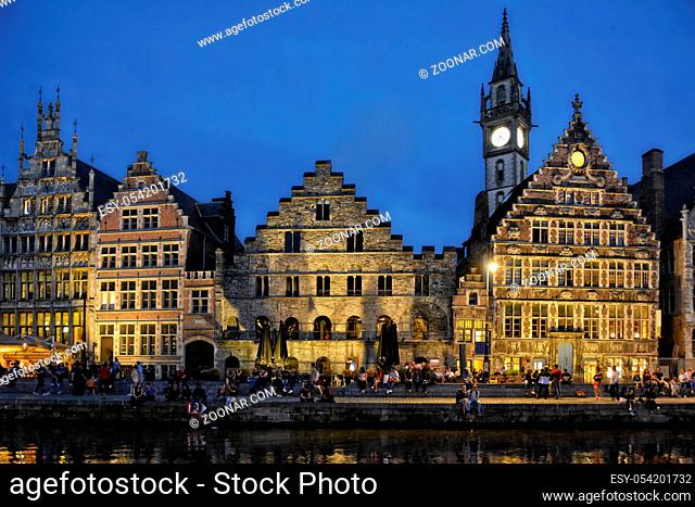 nächtlicher Blick auf einige historische Gebaeude in der Altstadt von Gent in Belgien