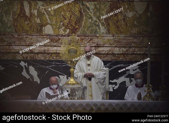 June 06, 2021 - Vatican City (Holy See) - POPE FRANCIS celebrates mass in the fest of the Corpus Domini in St. Peter's Basilica at the Vatican