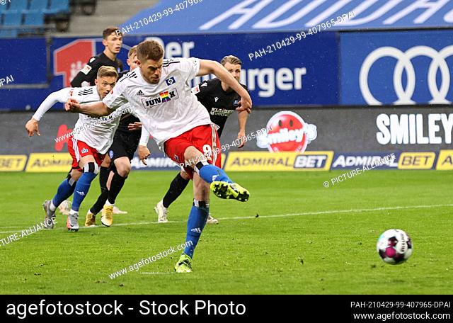 29 April 2021, Hamburg: Football: 2. Bundesliga, Hamburger SV - Karlsruher SC, Matchday 30 at Volksparkstadion. Hamburg's Simon Terodde scores the goal for 1:0...
