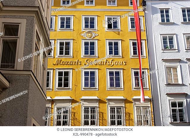 House on Getreidegasse where Mozart was born in 1756  Salzburg, Austria