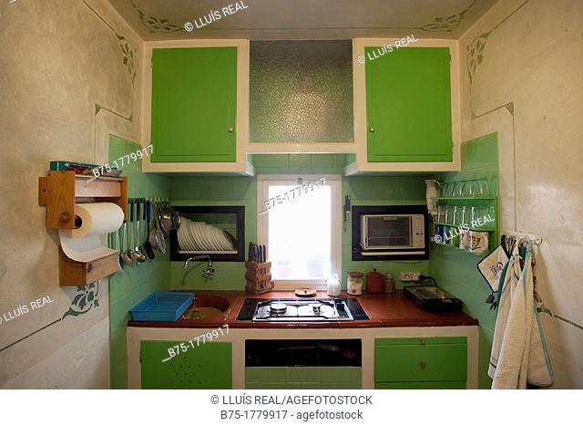 Interior de cocina pequeña de una casa de pueblo en Menorca, España, Small kitchen in a village house in Menorca, Spain