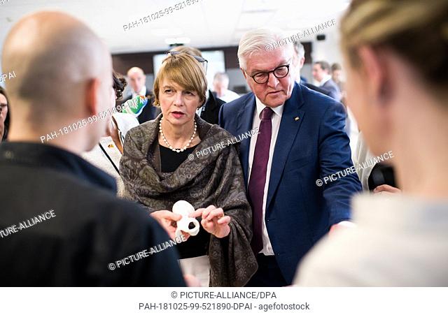 25 October 2018, Spain, Badajoz: Federal President Frank-Walter Steinmeier and his wife Elke Büdenbender visit the FUNDECYT Science and Technology Park and are...