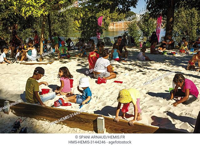 France, Haute Garonne, Toulouse, listed at Great Tourist Sites in Midi-Pyrenees, Prairies des Filtres, children playing in a sandbox