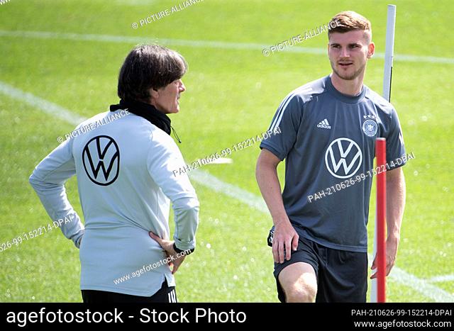 26 June 2021, Bavaria, Herzogenaurach: Football: EM, Training Germany at the Adi Dassler sports ground. Germany's national coach Joachim Löw (l) talks to Timo...