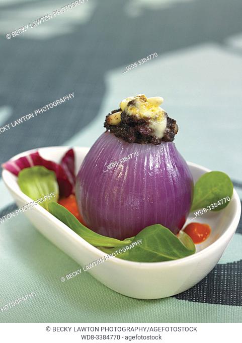 cebolla morada rellena de morcilla y crema de pimientos del piquillo / purple onion stuffed with black pudding and cream of piquillo peppers