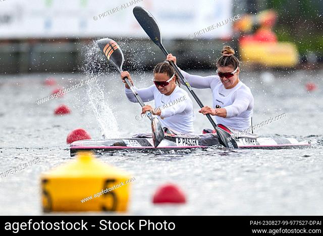 27 August 2023, North Rhine-Westphalia, Duisburg: Canoe: World Championship, final, kayak two-man, 500m, women. The later third-placed Paulina Paszek (l) and...