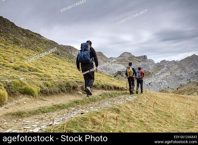 escursionistas, Linza, Parque natural de los Valles Occidentales, Huesca, cordillera de los pirineos, Spain, Europe