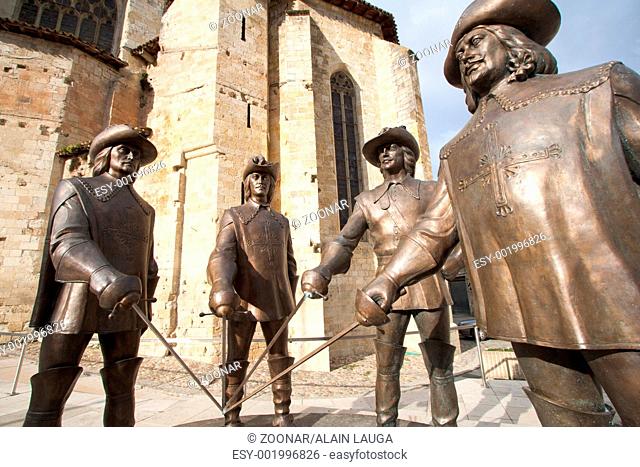 Statues of D'Artagnan and the three musketeers
