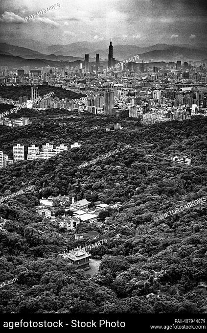 View on the cityscape from the Bishayan Kaizhang Temple in Taipei, Taiwan on 11/05/2023 by Wiktor Dabkowski. - Taipei/Taipei/China