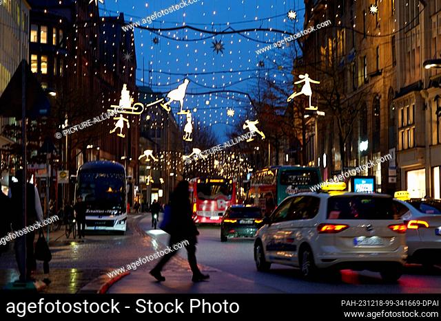 18 December 2023, Hamburg: The Mönckebergstraße shopping street in the city center is decorated for Christmas. Photo: Marcus Brandt/dpa