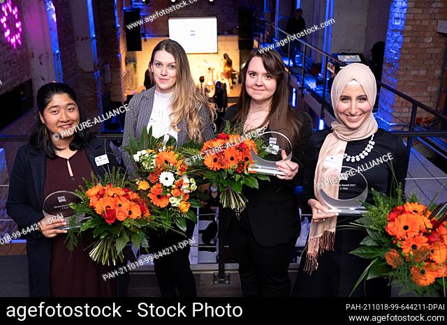 18 October 2021, Saxony, Dresden: The award winners Drishti Maharjan (l-r), Corina Hampel, Sarah-Lee Mendenhall and Houda El-Messari stand next to each other at...