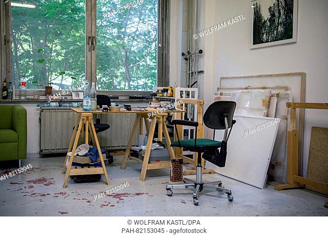 View into an atelier in the atelier house 'Prenzlauer Promenade' in Berlin, Germany, 19 July 2016. Photo: Wolfram Kastl/dpa | usage worldwide