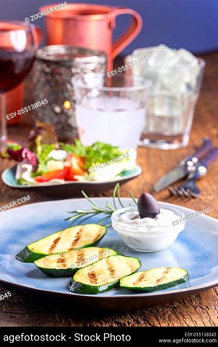 gegrillte Zucchini mit Tsatsiki und Salat