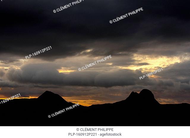 Storm clouds over the mountain Suilven at sunset, Inverpolly National Nature Reserve, Sutherland, Scottish Highlands, Scotland, UK