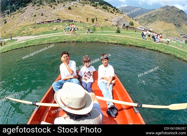 Family enjoying the Nuria Valley paddling on the lake