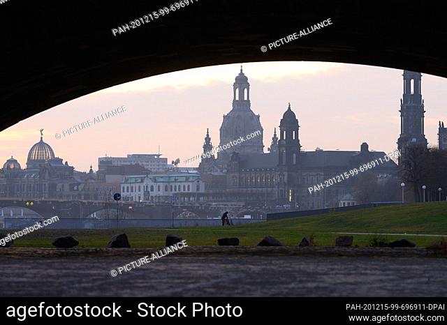 15 December 2020, Saxony, Dresden: The backdrop of the Old Town with the Academy of Art (l-r), the Frauenkirche, the Ständehaus and the Catholic Court Church is...