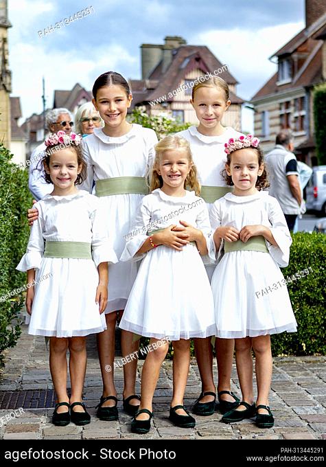 bridemaids arrive at the Eglise Saint-Michel in Pont-l Eveque, on September 03, 2022, to attend the wedding of Count Charles Henri d'Udekem d'Acoz and Caroline...
