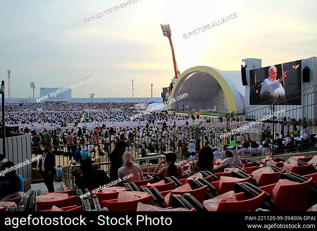 05 November 2022, Bahrain, Rifa al-Gharbi: Believers and pilgrims wait for the start of a mass with the Pope at the National Stadium in Riffa